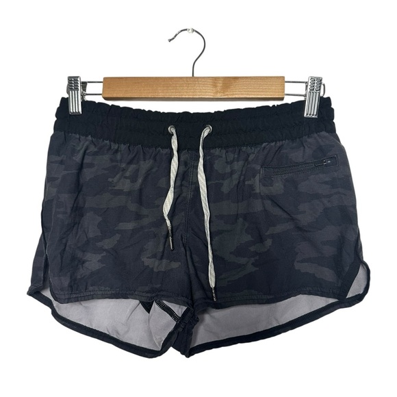 Vuori | Clementine Shorts Size Small Dark Camo Lined VW304 Zip Pocket Drawstring - Picture 1 of 5